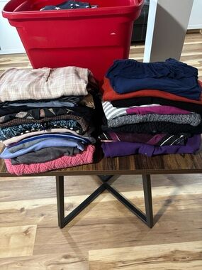 5 lbs of Mixed Women’s Tops🌷 random picks  picture for example